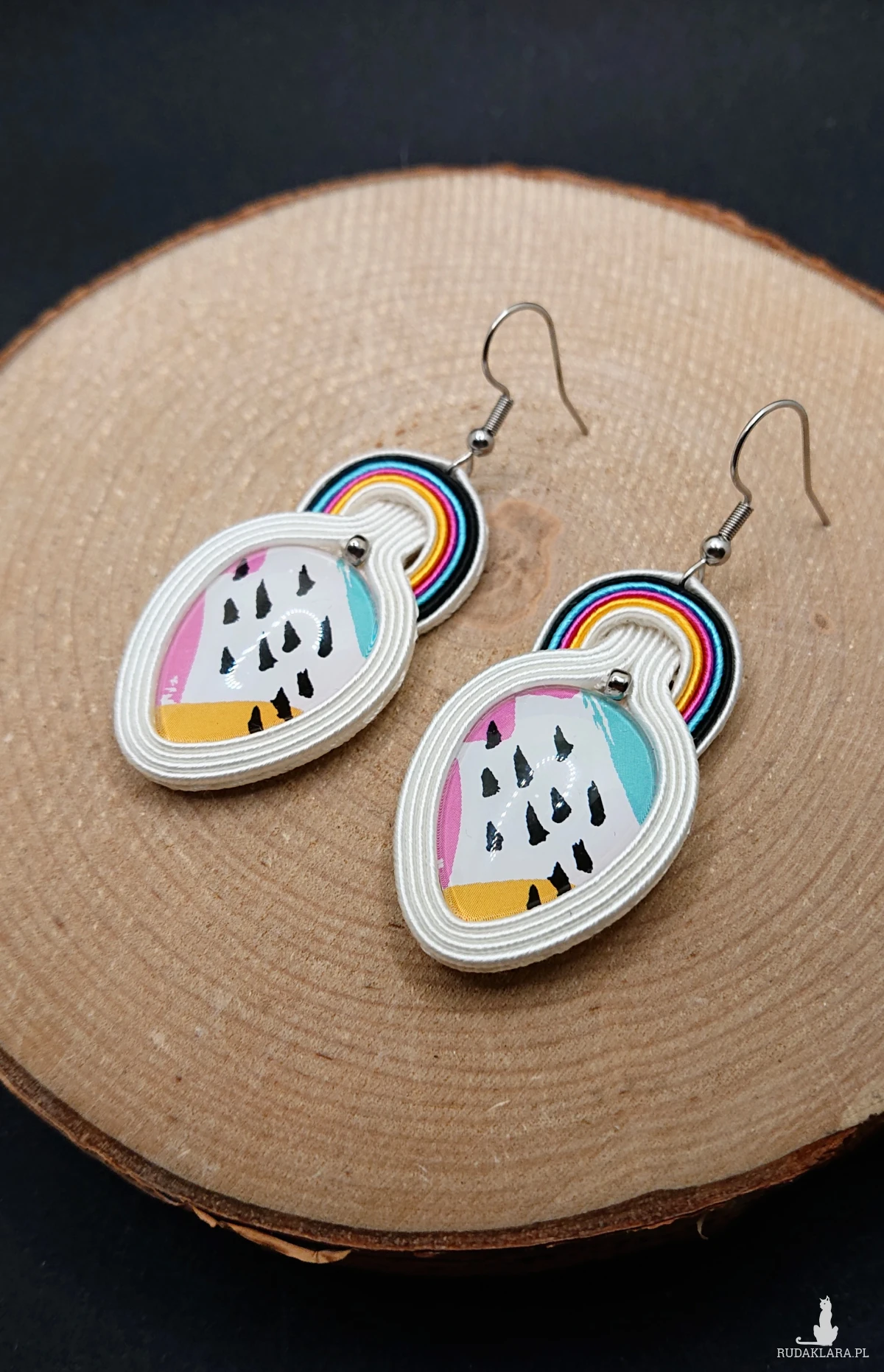 Biało kolorowe kolczyki sutasz